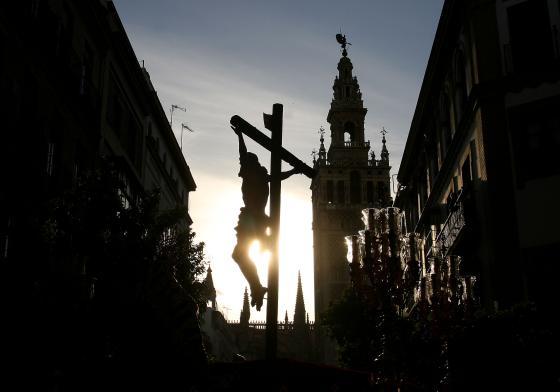 Atardece en Sevilla con el Cristo de Santa Cruz.

Foto: Jos&eacute; &Aacute;ngel Garc&iacute;a