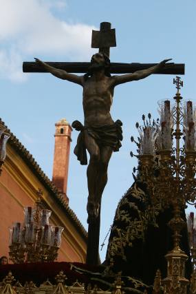 El Cristo de Santa Cruz mira al cielo dolorido.

Foto: Jos&eacute; &Aacute;ngel Garc&iacute;a
