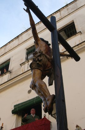 El Cristo de Santa Cruz pasa acompa&ntilde;ado por una saeta.

Foto: Jos&eacute; &Aacute;ngel Garc&iacute;a