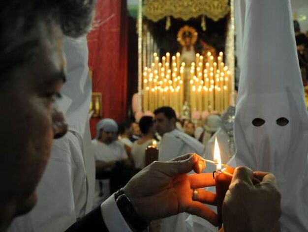 La llama del cirio del nazareno se enciende para empezar su estaci&oacute;n.

Foto: Juan Carlos V&aacute;zquez