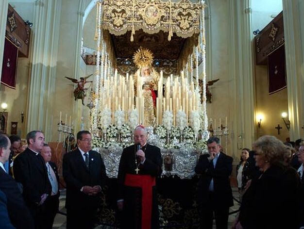 El Cardenal toma la palabra ante la Virgen de las Angustias.

Foto: Manuel G&oacute;mez