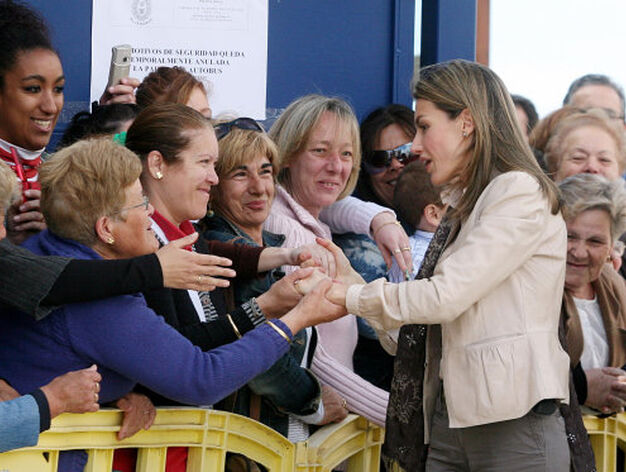 La Princesa de Asturias fue aclamada por cientos de personas que esperaron su llegada./A.D.