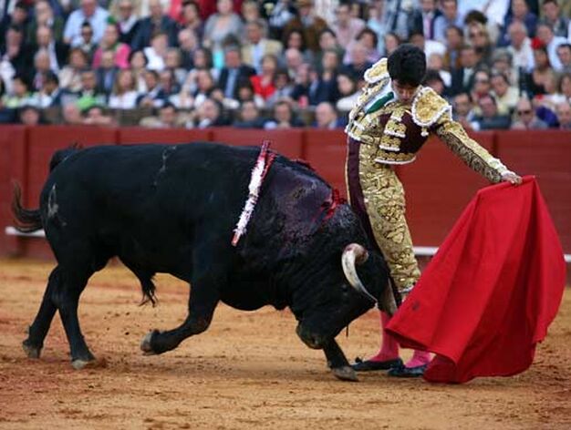Desafiante izquierdazo con el cuerno del toro casi rozando la pierna del torero.

Foto: Juan Carlos Mu&ntilde;oz