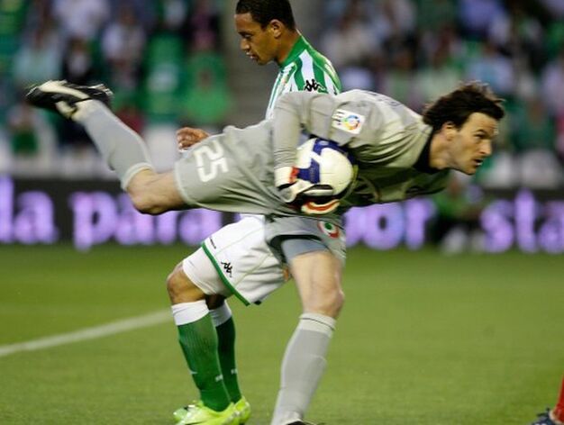 Leo Franco agarra el bal&oacute;n con fuerza ante la mirada de Oliveira.

Foto: Antonio Pizarro