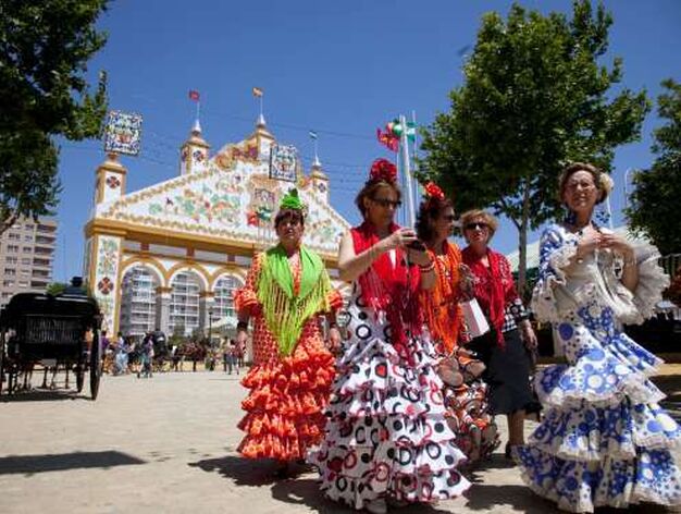Varias mujeres vestids de gitanas pasean por el real.

Foto: Jos&eacute; &Aacute;ngel Garc&iacute;a