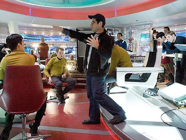 J. J. Abrams da instrucciones al reparto en el set del puente de la nave.

Foto: Paramount Pictures