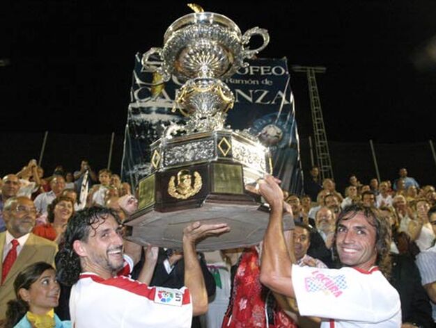Trofeo Carranza. Partido Sevilla F.C. - Valencia. Pablo Alfaro (a la izquierda) y Javi Navarro con el trofeo en lo alto.

Foto: Jos&eacute; Braza