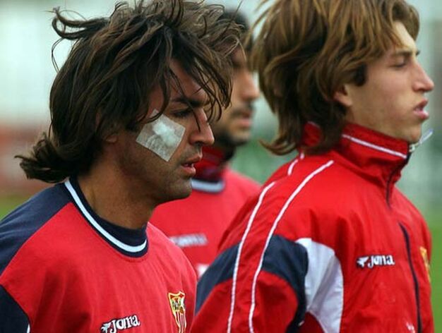 Entrenamiento del Sevilla F.C.: Javi Navarro (a la izquierda), con una herida en la cara. A la derecha, el ahora jugador del Real Madrid, Sergio Ramos.


Foto: Manuel G&oacute;mez