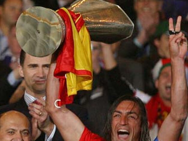 Estadio Hampden Park, Glasgow, Escocia. La plantilla del Sevilla celebra la victoria. Javi Navarro alza el trofeo. Es la segunda Copa de la UEFA del Sevilla en dos a&ntilde;os (2005 y 2006).


Foto: Antonio Pizarro