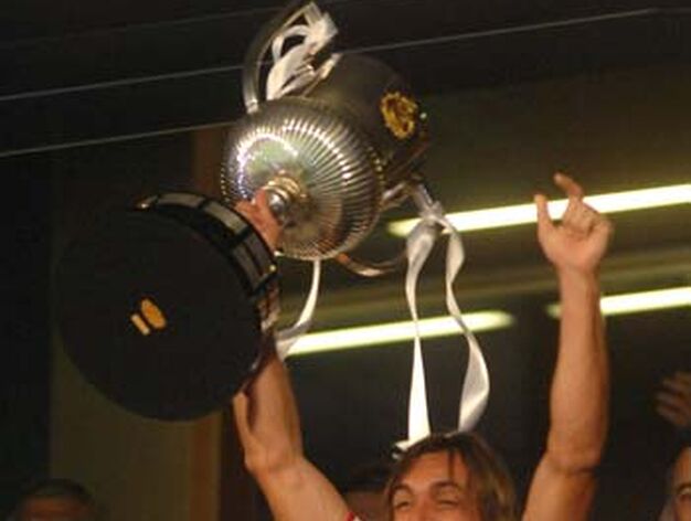 Final de la Copa del Rey: Sevilla F.C. - Getafe. Javi Navarro celebra el trofeo en presencia de SM Don Juan Carlos.

Foto: Manuel G&oacute;mez
