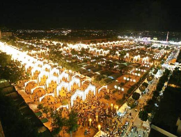 Imagen del Real de la Feria en el mismo momento del encendido, tomada desde la Rosaleda.

Foto: Vanesa Lobo/Pascual