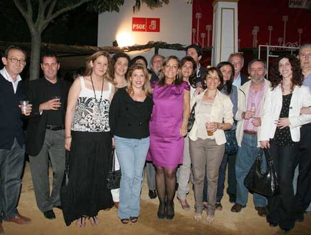 La alcaldesa, Pilar S&aacute;nchez, con algunos de los delegados que asistieron a la inauguraci&oacute;n del PSOE, el s&aacute;bado por la noche.

Foto: Vanesa Lobo/Pascual