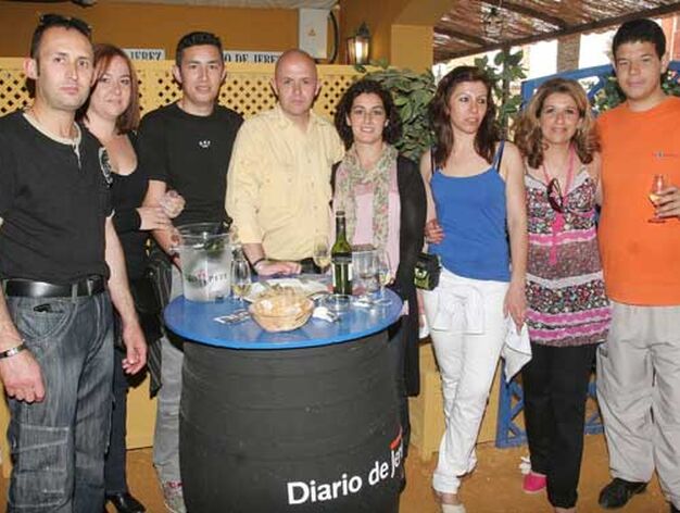 Responsables y empleados del afamado restaurante Chiqui SL, ayer en la caseta de Diario de Jerez.

Foto: Vanessa Lobo