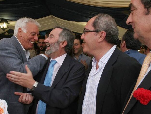 Javier Moyano coincide con Juan Cornejo y el portavoz y concejal del PSA, Juan Rom&aacute;n, que saluda al edil socialista Francisco Lebrero.

Foto: Vanesa Lobo