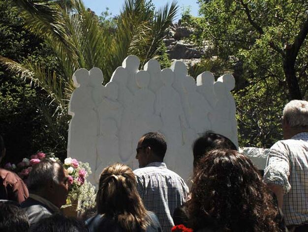 Los 16 cuerpos localizados en una fosa com&uacute;n de Grazalema recibieron al fin santa sepultura y fueron homenajeados en un acto institucional. 

Foto: Ramon Aguilar