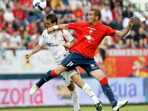 El delantero uruguayo Pandiani lucha la pelota con el defensa del Sevilla FC, Fernando Navarro.

Foto: F&eacute;lix Ord&oacute;&ntilde;ez
