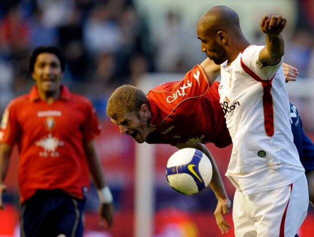 Sergio cae al suelo ante una jugada con Kanoute quien se disculpa levantando las manos.

Foto: F&eacute;lix Ord&oacute;&ntilde;ez