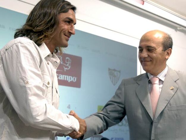 Jos&eacute; Mar&iacute;a del Nido saluda a Javi Navarro en la sala de prensa del estadio.

Foto: Manuel G&oacute;mez