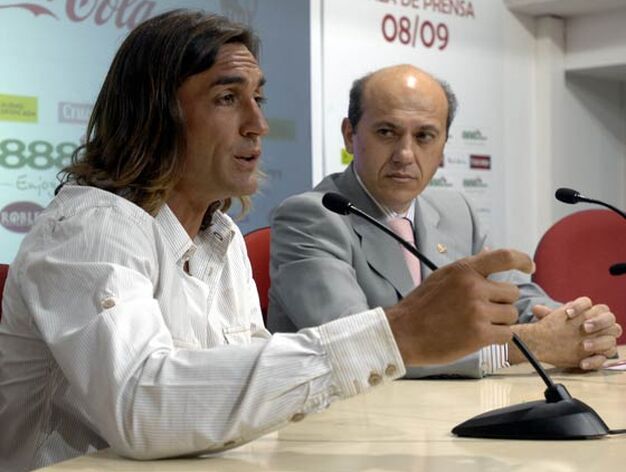 Del Nido observa atento al ya ex jugador sevillista mientras ofrece su &uacute;ltima rueda de prensa.

Foto: Manuel G&oacute;mez