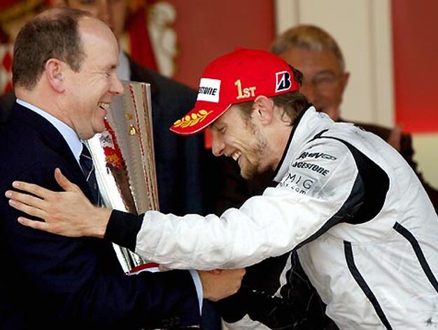 El pr&iacute;ncipe Alberto de M&oacute;naco entrega el trofeo a Jenson Button.

Foto: AFP Photo / Reuters / EFE