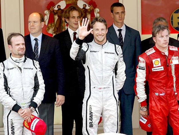 El podio de M&oacute;naco, con Button (en el centro), Barrichello (a la izquierda) y Raikkonen (derecha), primero, segundo y tercero. Detr&aacute;s, el pr&iacute;ncipe Alberto de M&oacute;naco.

Foto: AFP Photo / Reuters / EFE