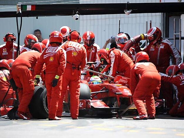 Los mec&aacute;nicos de Ferrari trabajan en el monoplaza de Felipe Massa.

Foto: AFP Photo / Reuters / EFE