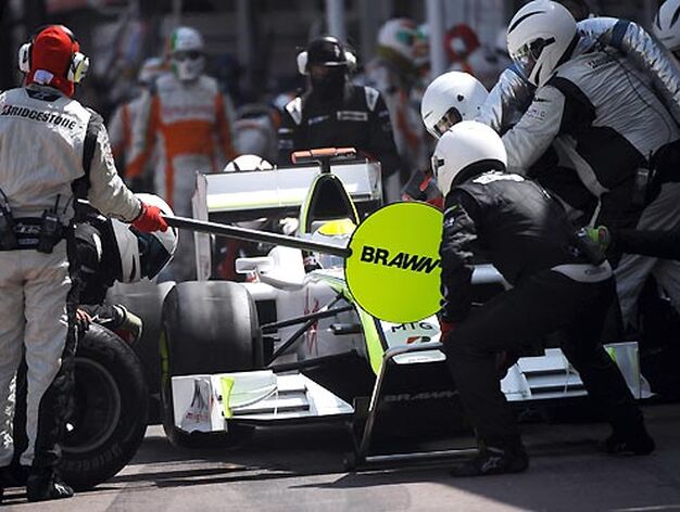 Los m&eacute;canicos de Brawn GP atienden al coche de Button.

Foto: AFP Photo / Reuters / EFE