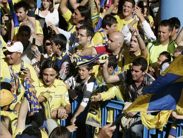 Miles de aficionados acompa&ntilde;aron al equipo en su recorrido por la capital, que termin&oacute; en la Puerta de Tierra con una gran fiesta

Foto: Lourdes de Vicente y Jose Braza