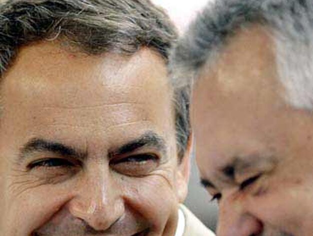 Gri&ntilde;&aacute;n y Zapatero conversan amablemente.

Foto: EFE