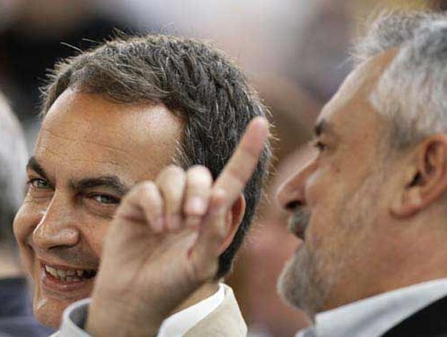 Gri&ntilde;&aacute;n habla con Zapatero, quien mantiene la sonrisa en todo momento.

Foto: EFE