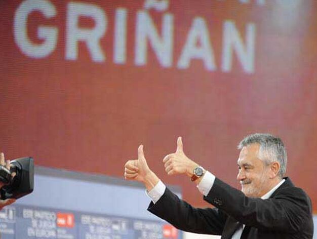 El presidente de la Junta de Andaluc&iacute;a, Jos&eacute; Antonio Gri&ntilde;&aacute;n, hace un gesto positivo con las dos manos.

Foto: EFE