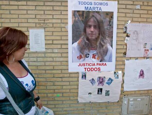 Una joven observa atenta los carteles que las hermanas de Marta hicieron con motivo de su desaparici&oacute;n.

Foto: Juan Carlos Mu?/ EFE