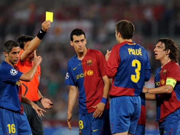 Piqu&eacute; ve una tarjeta amarilla por una falta de Cristiano Ronaldo.