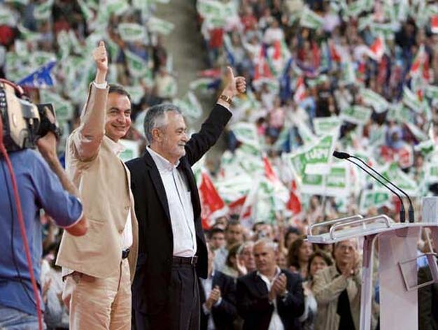 Zapatero y Gri&ntilde;&aacute;n, manteniendo en todo momento el gesto positivo en sus manos.

Foto: EFE