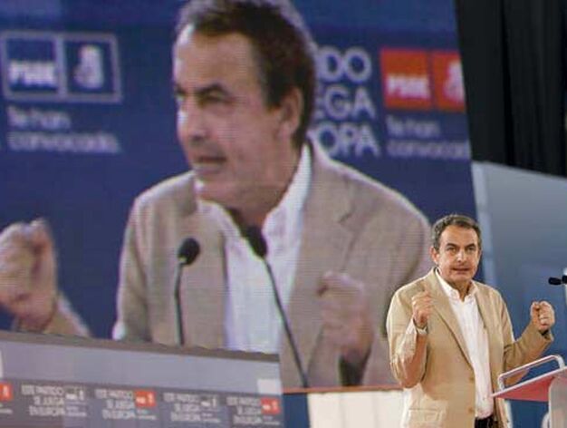 Zapatero ofreci&oacute; un discurso durante el mitin apoyando as&iacute; a su partido.

Foto: EFE