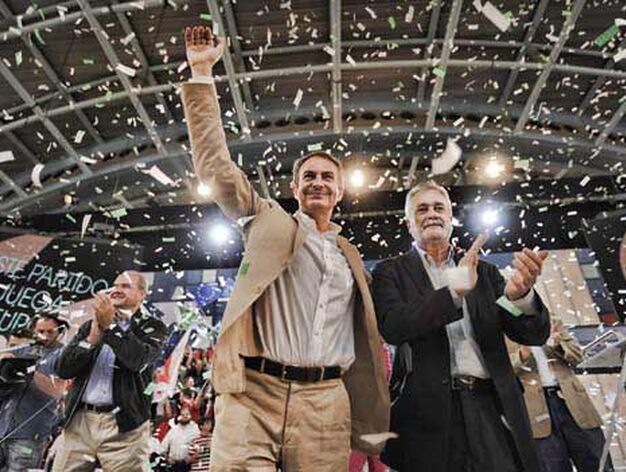 Zapatero saluda con Gri&aacute;n.

Foto: EFE