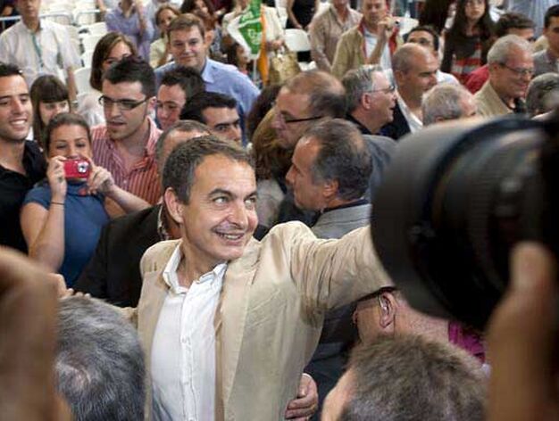 Zapatero saluda a la multitud all&iacute; concentrada.

Foto: EFE