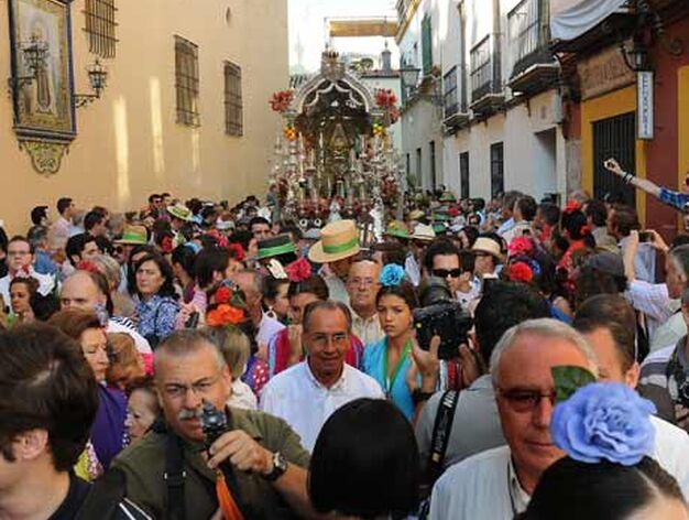 La multitud, siempre al frente del Simpecado.

Foto: Juan Carlos V&aacute;zquez