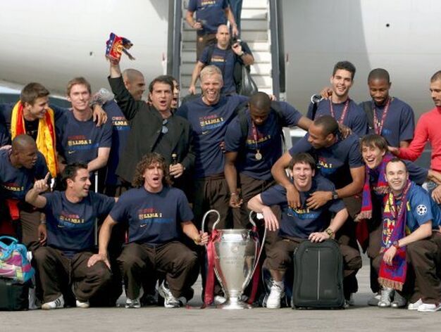 La expedici&oacute;n del Barcelona posa con la Copa de Europa a su llega al aeropuerto de El Prat.