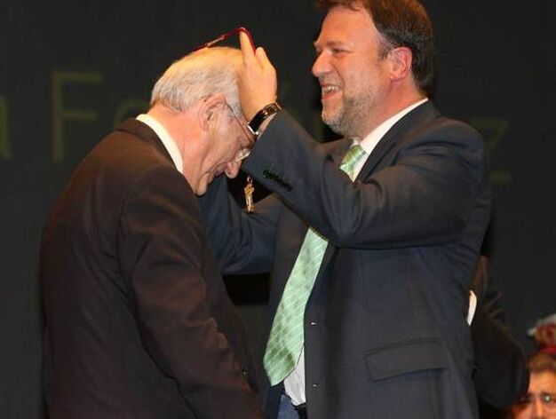 Luis Uru&ntilde;uela recibe la medalla de la mano del alcalde.

Foto: Juan Carlos Mu&ntilde;oz