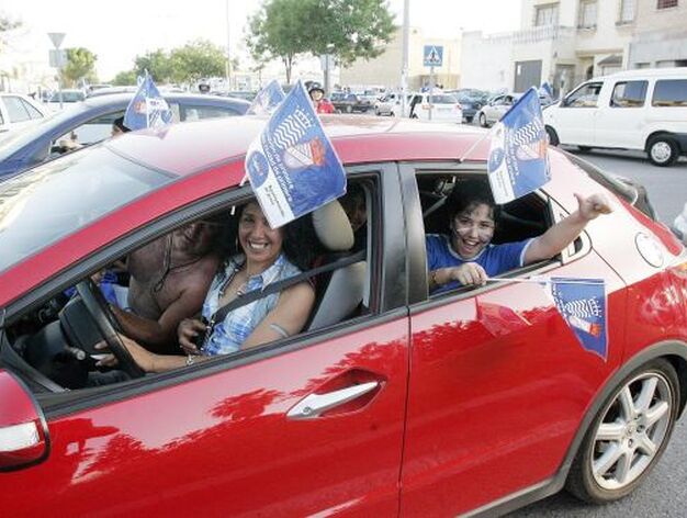Los aficionados m&aacute;s peque&ntilde;os tambi&eacute;n quisieron unirse a la fiesta y sacaron sus banderas al viento desde los coches .

Foto: Miguel Angel Gonzalez, Juan Carlos Toro