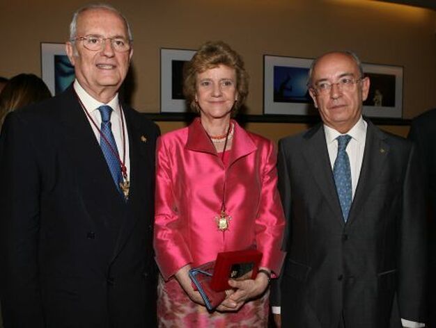 Los tres alcaldes tras recibir las medallas.

Foto: Juan Carlos Mu&ntilde;oz