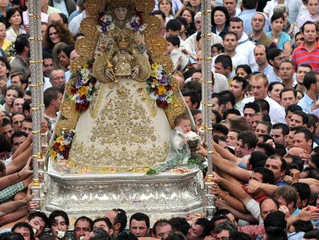 El fervor rociero se apoder&oacute; de los romeros, que quisieron venerar a la Virgen del Roc&iacute;o un a&ntilde;o m&aacute;s.

Foto: AFP