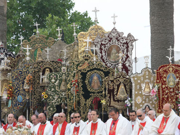 Durante la misa pontifical los simpecados estuvieron colocados en el altar lo que dio una imagen t&iacute;picamente rociera.

Foto: Josue Correa y Espinola
