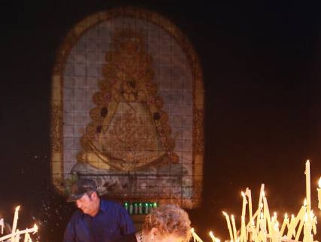 Colocando velas a la Virgen como ofrenda y ver cumplidas as&iacute; muchas peticiones de los romeros y de quienes no pueden asistir a la cita. 

Foto: Juan Carlos Toro