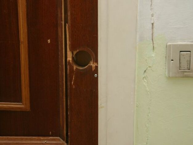 Una puerta de una casa particular sin cerradura.

Foto: Bel&eacute;n Vargas, Jaime Mart&iacute;nez