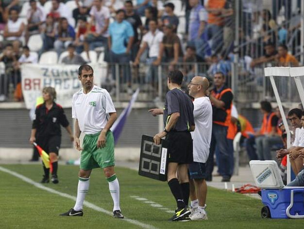 El momento en el que Guardiola salt&oacute; al campo. 

Foto: Sergio Camacho