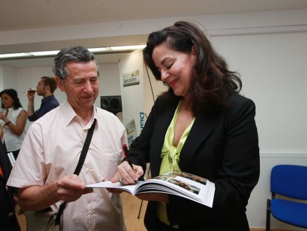 Nancy Herrera firma uno de los libretos a un aficionado. 

Foto: Juan Carlos Toro