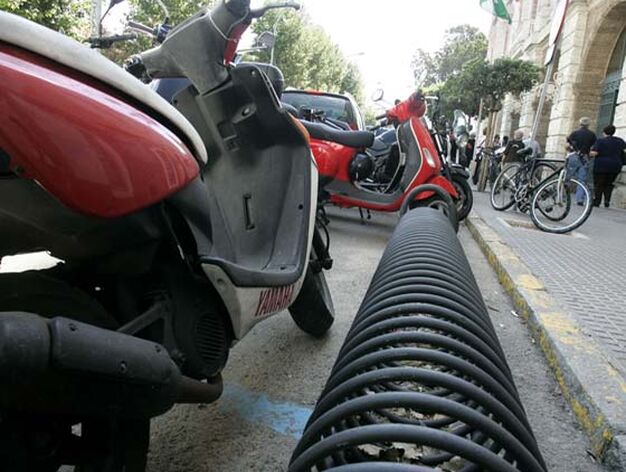 En la ciudad hay escasos aparcamientos para bicicletas. &Eacute;ste, en la plaza de Diputaci&oacute;n, se vuelve inservible si una moto se sit&uacute;a en esta posici&oacute;n. 

Foto: Lourdes de Vicente
