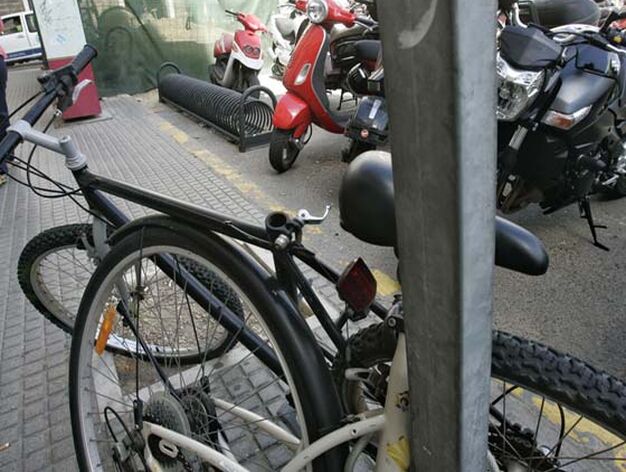 Los ciclistas optan por atar las bicicletas en las se&ntilde;ales de tr&aacute;fico al tener inhabilitado por la moto el amarradero. 

Foto: Lourdes de Vicente